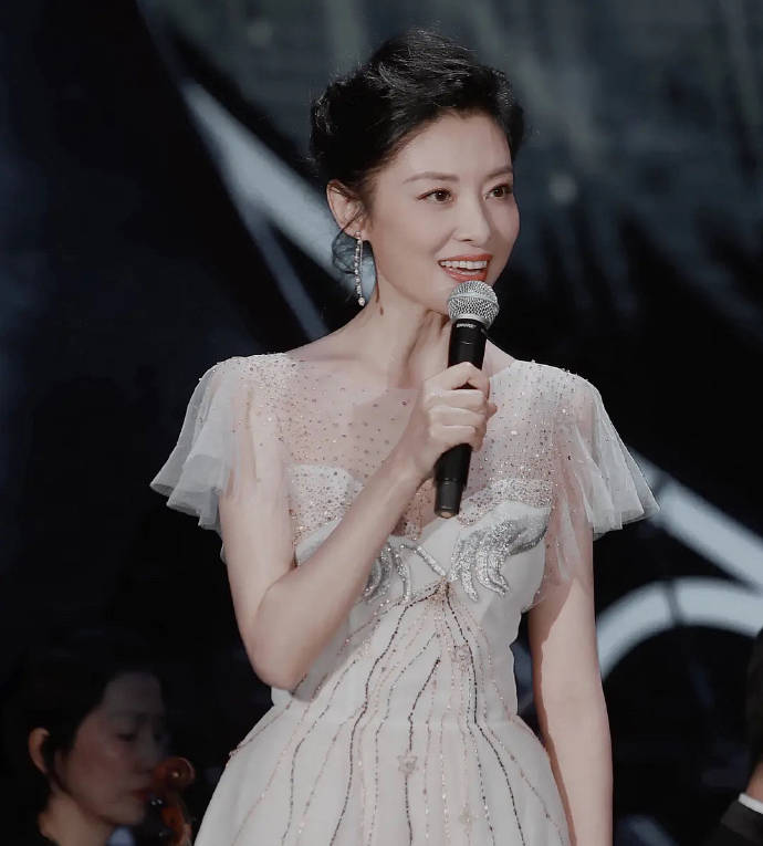 女人|明明52岁了，周涛怎么还那么优雅？女人该学会“冻龄”自己人生