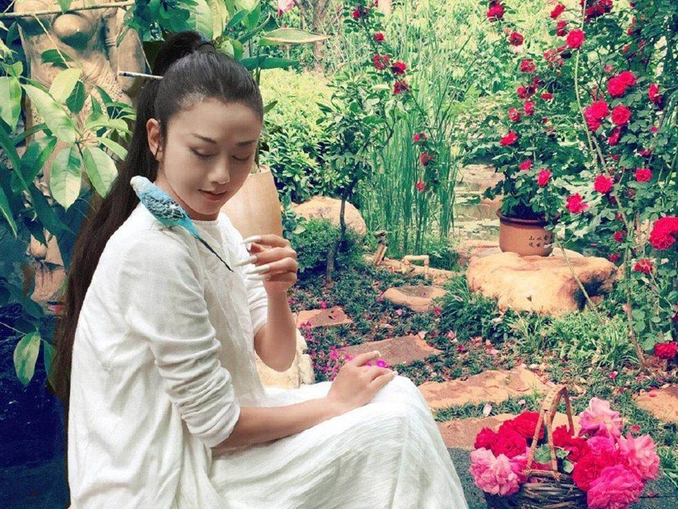 女人|明明52岁了，周涛怎么还那么优雅？女人该学会“冻龄”自己人生