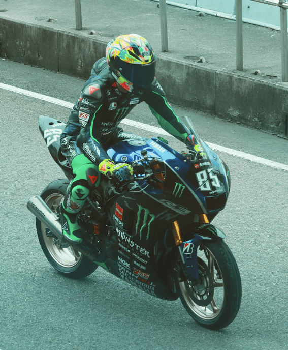 身材|王一博带货“赛车服”，修身设计秀男模身材，终于懂迷妹们眼光