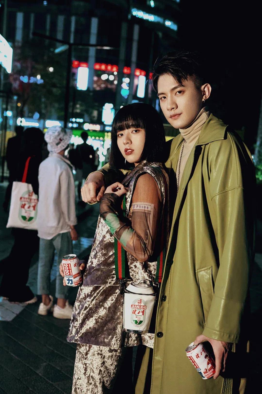 健力宝|佛山的秋日来了,一起解锁国潮秋日大片!别忘了带上你的“潮拍神器”。