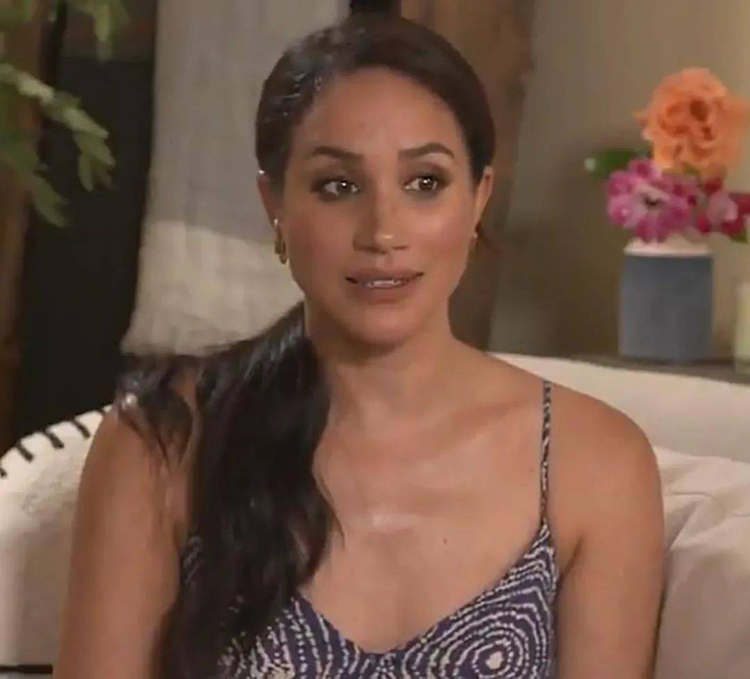 淑女|39岁梅根穿吊带裙“扮嫩”，头小肩膀宽真壮实，淑女马尾挡不住胖