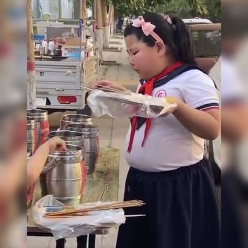 一手|萌娃一手拿托盘一手拿沾串，吃得腮帮鼓鼓，香的表情令人垂涎三尺