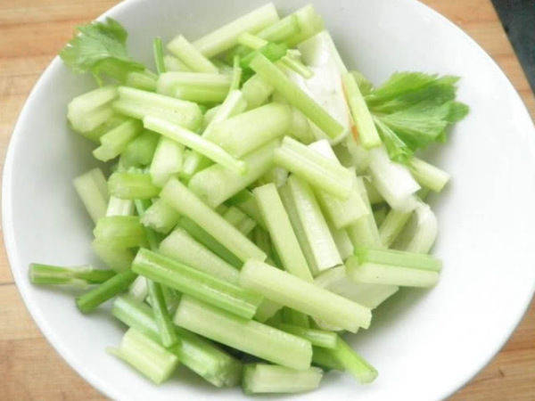 食芹菜好处多,但是别和“它”一起吃,吃了就是没病找病