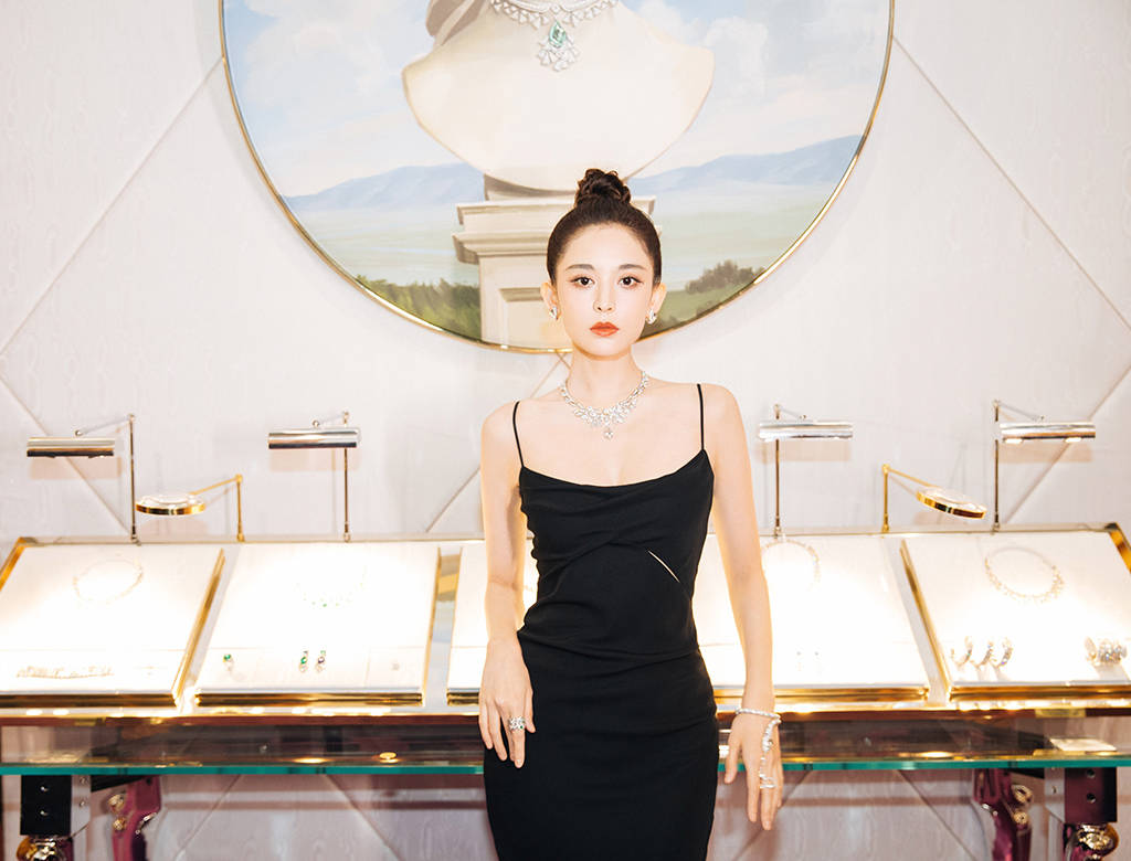 钟楚曦|宁静、娜扎、钟楚曦盛装出席时尚活动，唐艺昕产后首亮相暴露身材