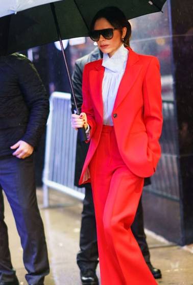 贝拉|春季充满活力的颜色！贝嫂红色高级又精神，贝拉、吉吉十足少女感