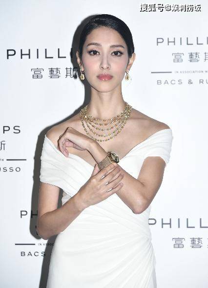陈凯琳二胎产后首次出席公开活动，极速收身大