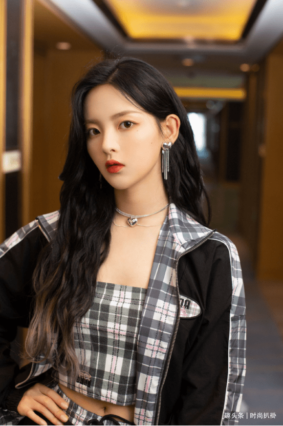 服装|杨超越的百变风格真是绝了！玩转各色服装搭配，看上去可盐又可甜