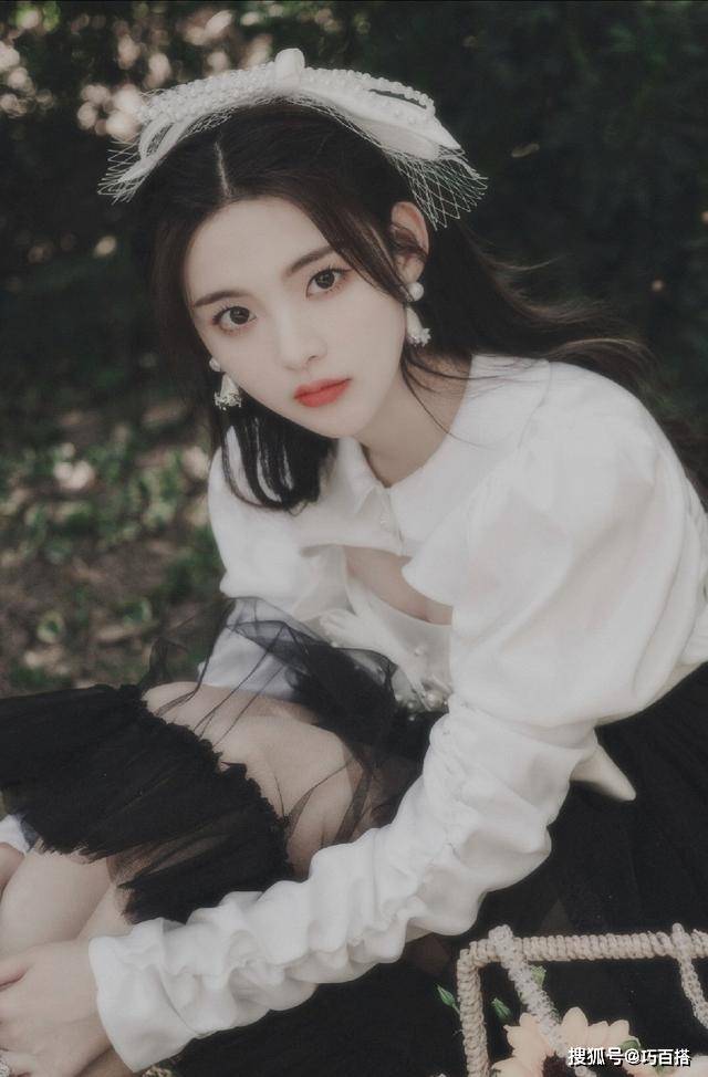 超越|杨超越时尚杂志好美！“又纯又欲”惹人爱，五官精致如同洋娃娃