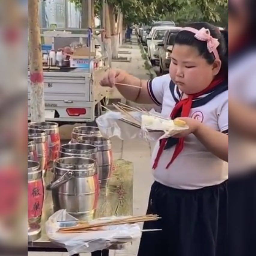 一手|萌娃一手拿托盘一手拿沾串，吃得腮帮鼓鼓，香的表情令人垂涎三尺