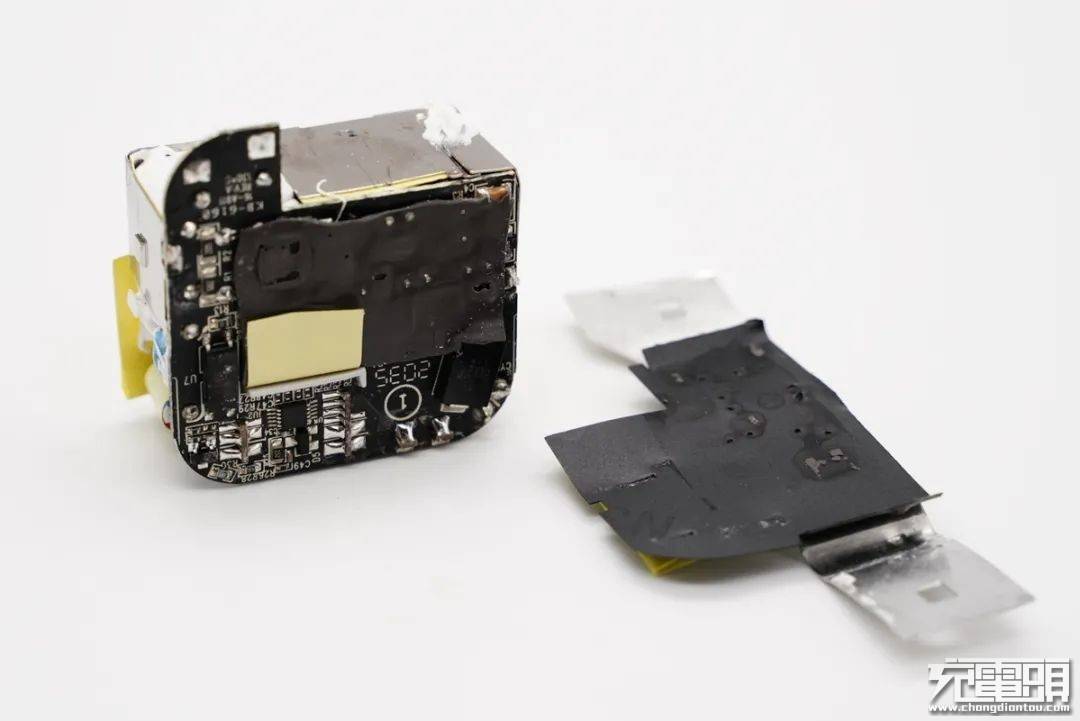 设计|拆解报告：UIBI柚比30W 1A1C氮化镓快充充电器