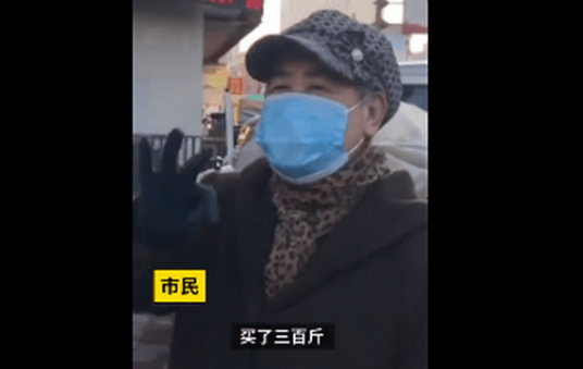 原创目瞪口呆！东北大娘雇车囤300斤白菜 菜农：不算多还有一千斤的