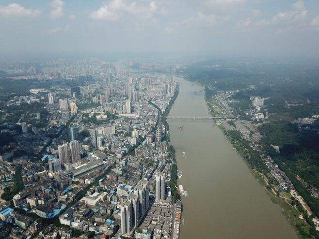 乐山市是四川省中部,四川盆地的西南部地区的一个地级市,同时也是成绵