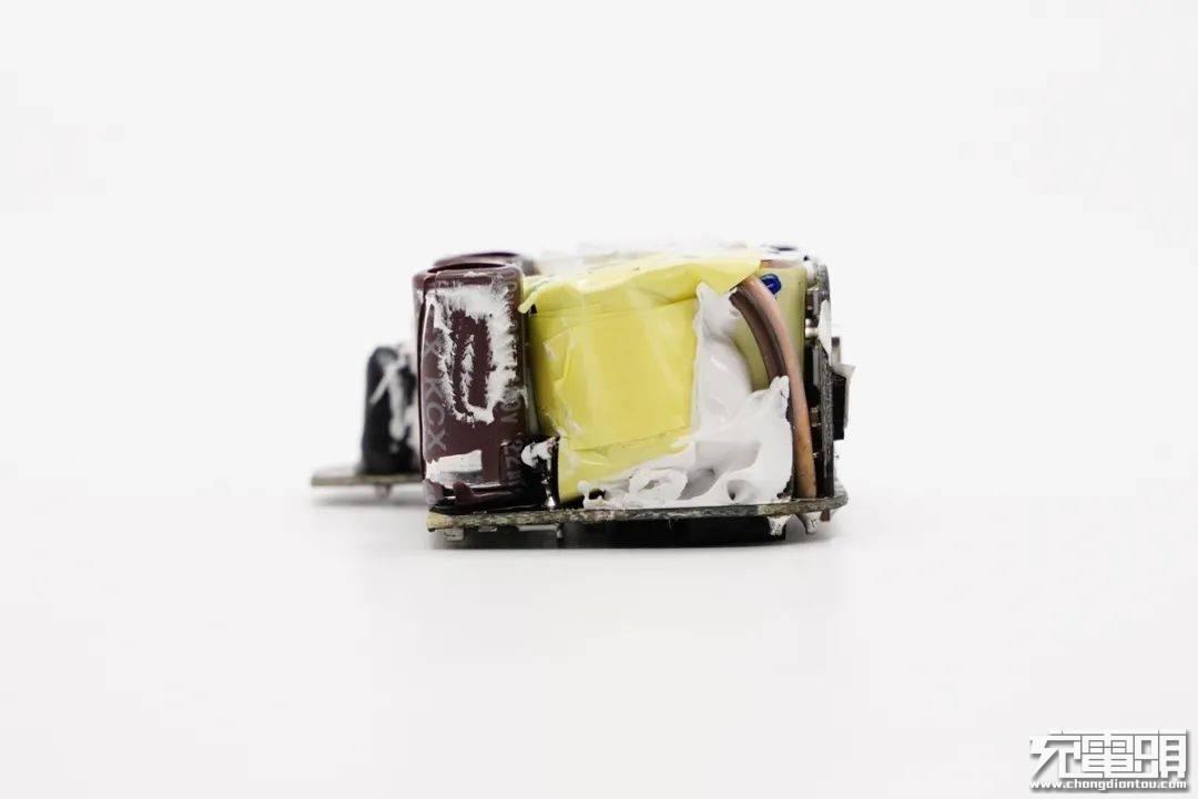 设计|拆解报告：UIBI柚比30W 1A1C氮化镓快充充电器