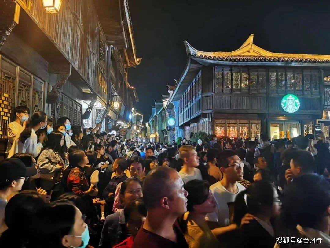 李荣浩,欧阳娜娜等明星来台州了,昨晚紫阳街挤满了人,临海要火了!