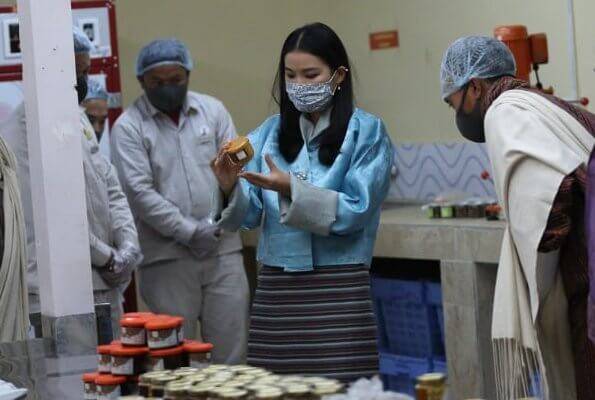 王子|不丹美女王后气质如兰！穿糖果色好活泼，6个月大王子天生明星脸