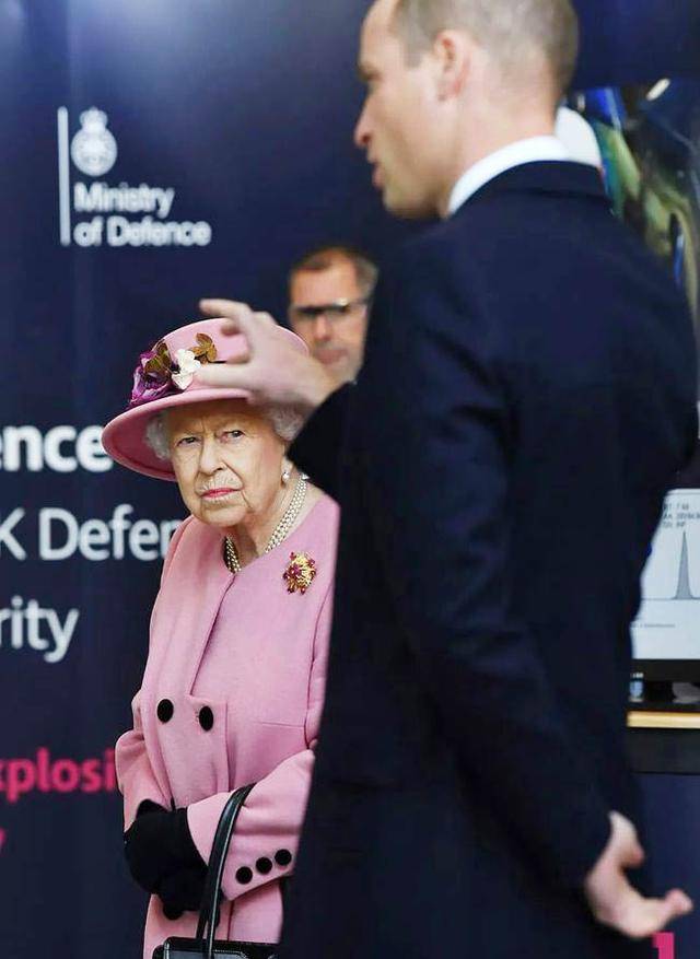 女王|英女王时隔七月终于现身，穿蜜桃粉大衣太可爱，彩虹造型展少女心