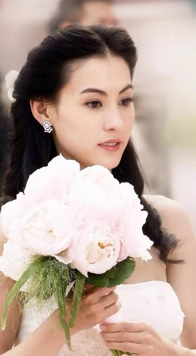 1998年,17岁的张柏芝因拍摄了一支阳光柠檬茶的广告而被星探注意到