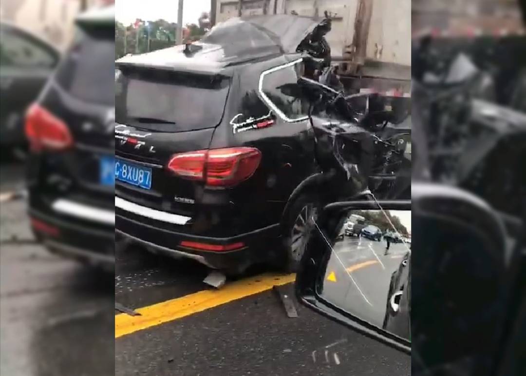 上海一辆哈弗h6猛烈追尾集装箱卡车,驾驶室被削平,司机当场身亡_手机