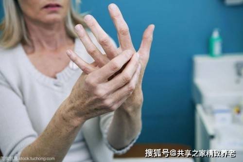 【养老健康】老年人经常性手抖，可能是这些病的先兆