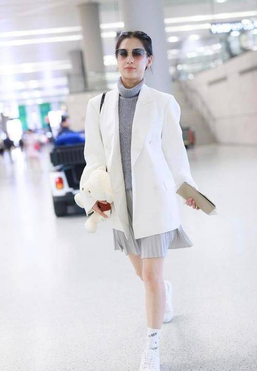 毛衣|黄圣依身材确实无敌，穿上黄色毛衣很显活力，可惜脸上细纹不少