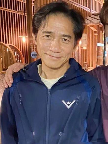 梁朝伟最近的照片曝光后,引起了网友的热烈讨论,每个人都感叹岁月留下