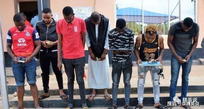 靳东|中国大妈被骗爱背后,有人网恋非洲鲜肉、卖房转账被骗千万,还哭着为他们辩解