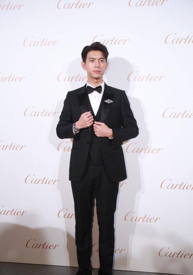 高调|李现终于再次高调！久违红毯造型霸气十足，入围韩国视帝火到国外