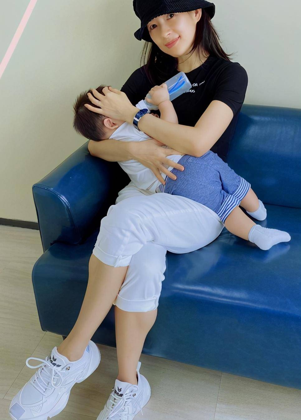 章子怡和汪峰约会看剧,忘开美颜曝光产后真实状态