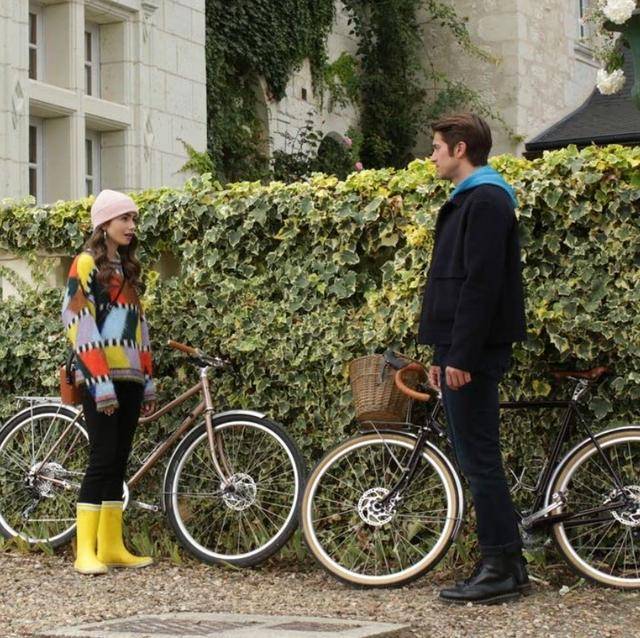 希尔薇|《艾米丽在巴黎》引热议,瘦小女主混搭被嘲,反被配角法式风反超