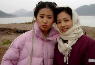 19岁刘亦菲金鹰女神幕后照,看到桌子,当年还在喝AD钙?
