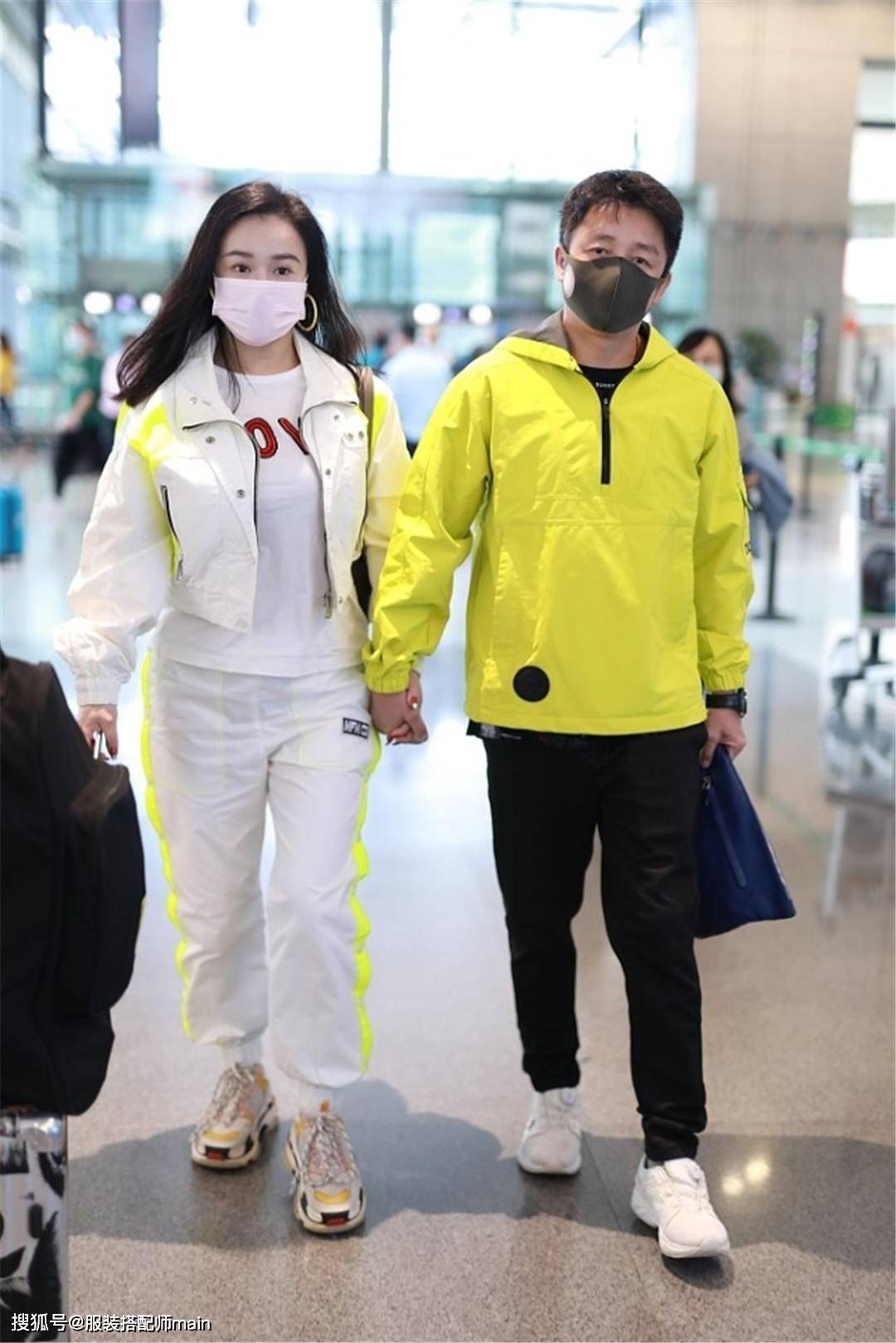 冉莹颖|拳王邹市明终于放开，穿亮黄运动服减龄又时髦，把老婆风头都抢了