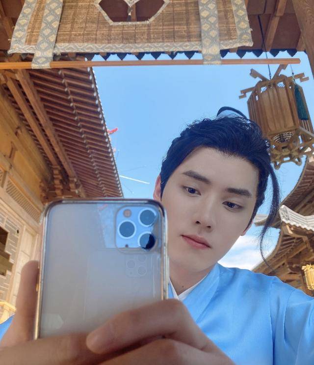 后首|原创任豪风波后首现身被粉丝围拍，用窗帘遮挡不敢见人，阵仗夸张滑稽