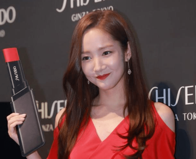 朴敏英|9年换5次头，do得毫无痕迹，双眼皮竟然还都是亲爸割的...