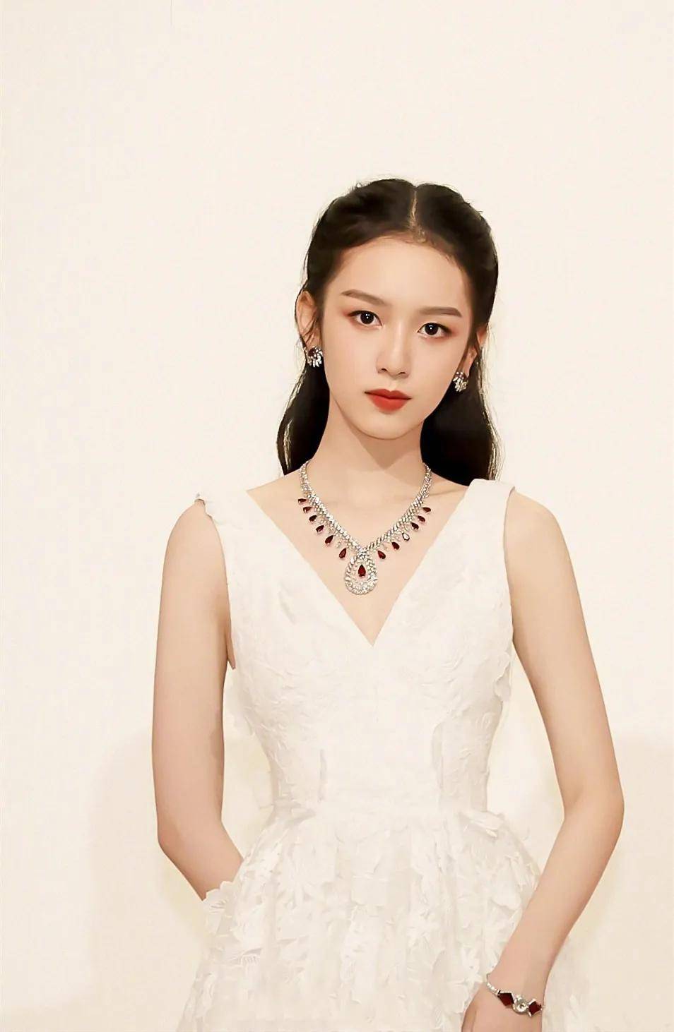 热巴|从千年狐狸脸到总攻2.0，热巴这是把自己的变美秘籍告诉了好闺蜜？