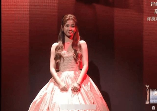 虞书欣|金鹰节颁奖晚会，死亡灯光下只有虞书欣抗住了，宋茜人都变形了