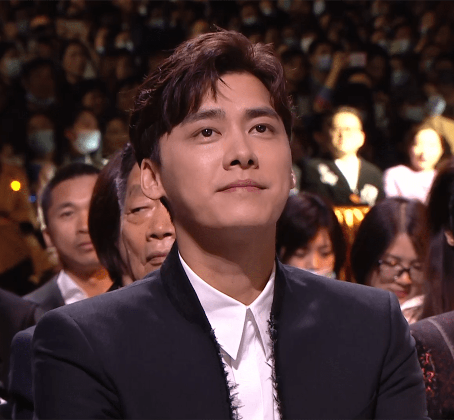 宋茜|金鹰奖镜头：宋茜法令纹夸张，赵丽颖精致又性感，李易峰差点摔倒