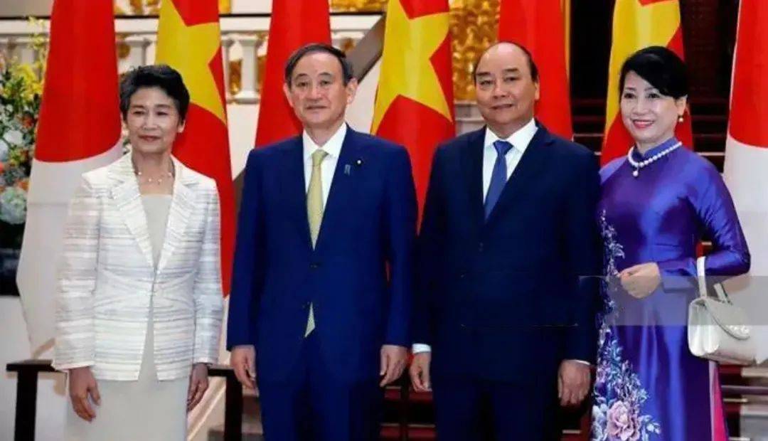 越南|日本新第一夫人抵达越南,一走出飞机就90度鞠躬,东方美人太随和
