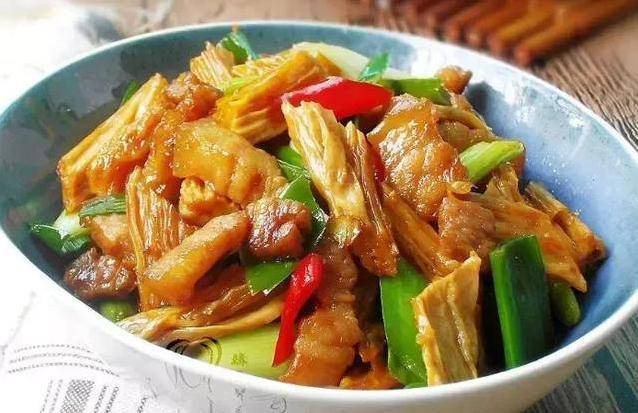 腐竹焖五花肉4,放入黄瓜条,盐一起翻炒半分钟后,倒入少许淀粉水勾芡