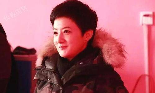 原创绯闻男友都结婚了,40岁金铭还单着,短发乱糟糟被嘲像大妈