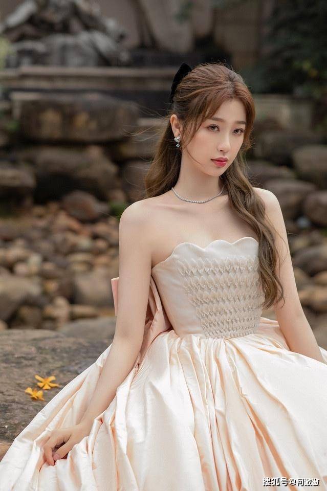 赵丽颖,谭松韵同场红毯造型pk!10女星迪士尼公主裙,杨紫像贝儿!