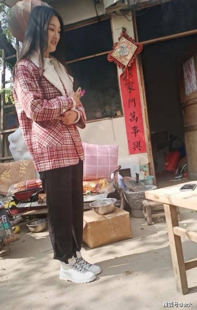 朱单伟|原创大衣哥为儿媳摊煎饼，被指住家环境太简陋？院子堆满杂物还有鸡叫