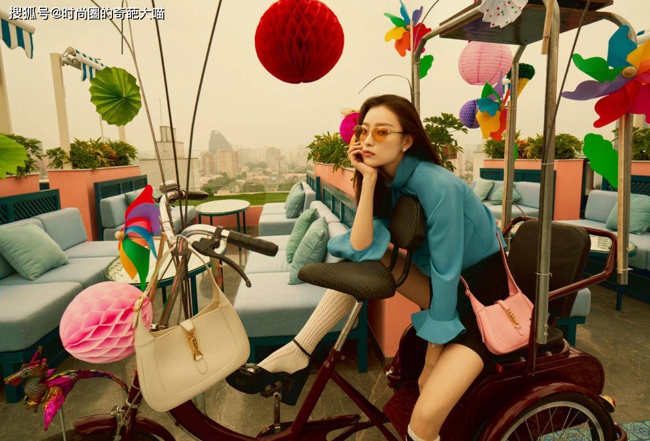 拖鞋|倪妮气质真贵气！拖鞋配礼裙也优雅，昂首挺胸美得就跟黑天鹅似的