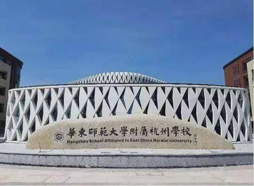 流浪狗|家长质疑学校里有流浪狗，校长却亲自为它们组织了一场演讲……