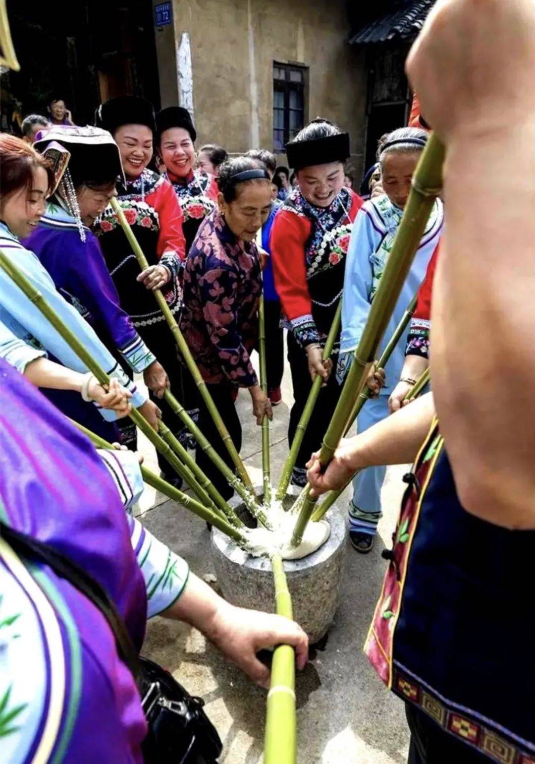 仡佬族:以竹为尊的贵州仡佬同胞,跳起传统民族舞蹈邀您一同奔跑入滇