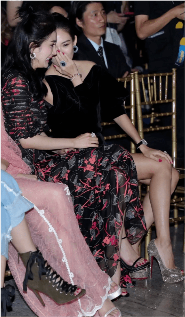 眼窝|杨幂右脸罕见出镜暴露颜值硬伤，眼窝凹陷显老气，被吐槽太灾难