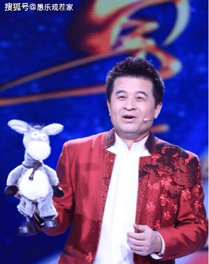 质疑|原创61岁毕福剑再次现身商演，一件短袖穿9年，被质疑经济状况不太好