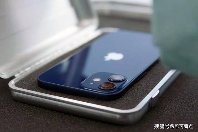 iphone12大型翻车现场,蓝色从抢手货到骂上热搜,网友直呼:上当了