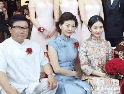 比吴奇隆大2岁丈母娘长啥样?看到照片 网友:这妈怎么叫?