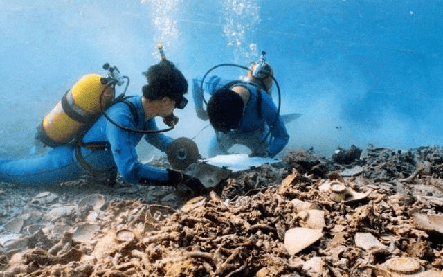 泰坦尼克号沉船时间和打捞时间 617f0cf55f6c4fa4a123651c9fde6d5e.png