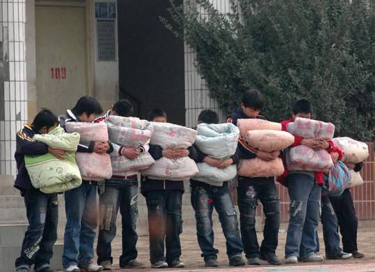 教师把垃圾倒在学生床铺，让学生长记性